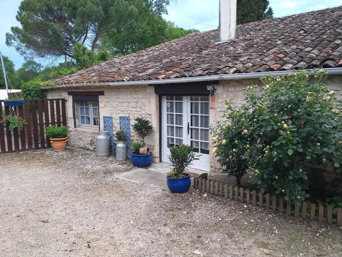 Les Demeures De La Laigne Bed and Breakfast Allas-Bocage Exteriör bild