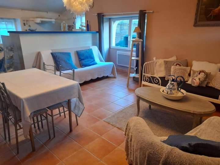 Les Demeures De La Laigne Bed and Breakfast Allas-Bocage Exteriör bild