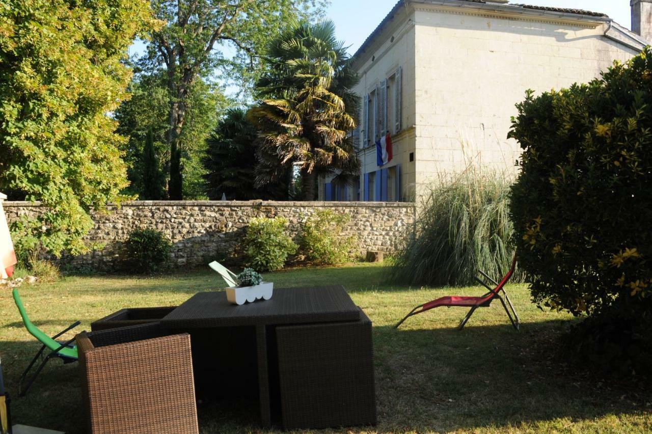 Les Demeures De La Laigne Bed and Breakfast Allas-Bocage Exteriör bild